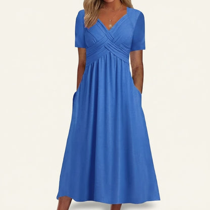 Robe midi Doglory Noa bleue à col en V, coupe fluide avec manches courtes et poches latérales pratiques.