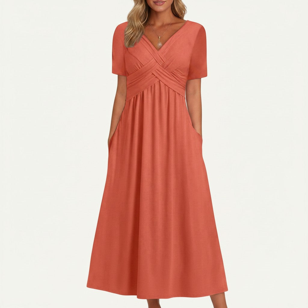 Robe midi Doglory Noa couleur corail avec col en V croisé, manches courtes et poches latérales pratiques